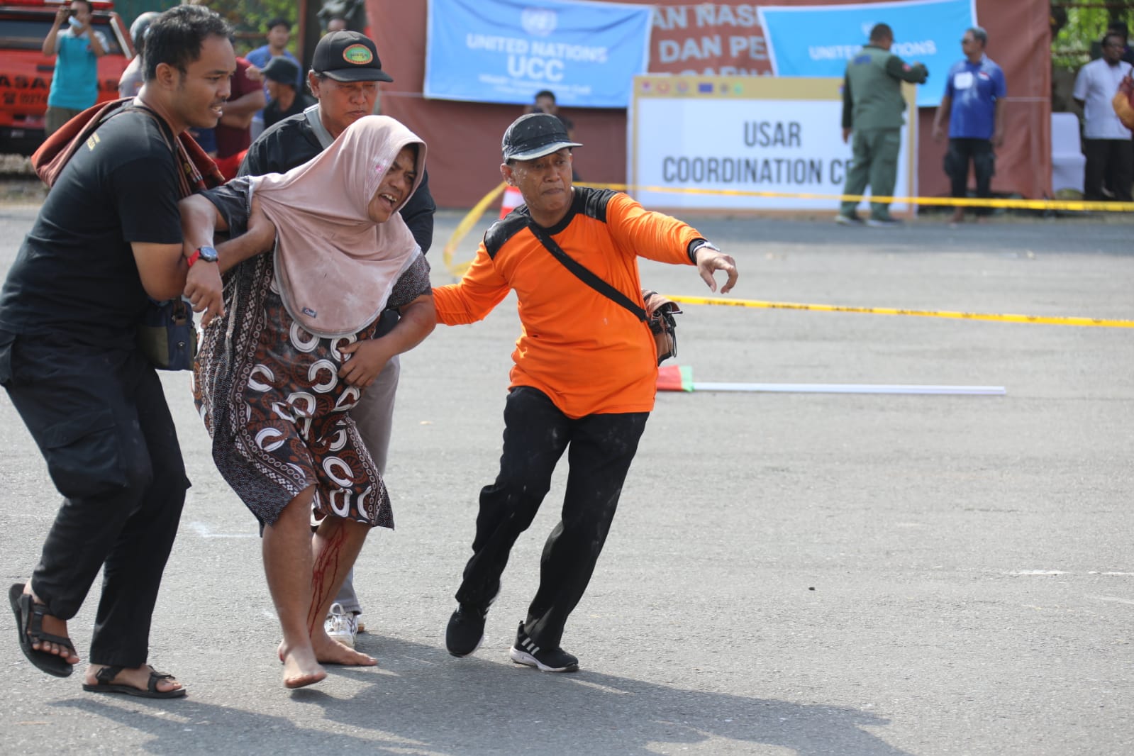 Warga melakukan evakuasi mandiri ke tempat aman saat Simulasi Penanganan Gempabumi pada ASEAN Regional Disaster Response Simulation Exercise (ARDEX) 2023 di Stadion Sultan Agung, Kabupaten Bantul, Daerah Istimewa Yogyakarta, pada Kamis (3/8)